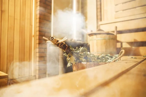 Saunazubehör und Dampf in einer Sauna